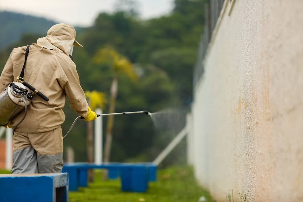 Técnico realizando controle de pragas em condomínio