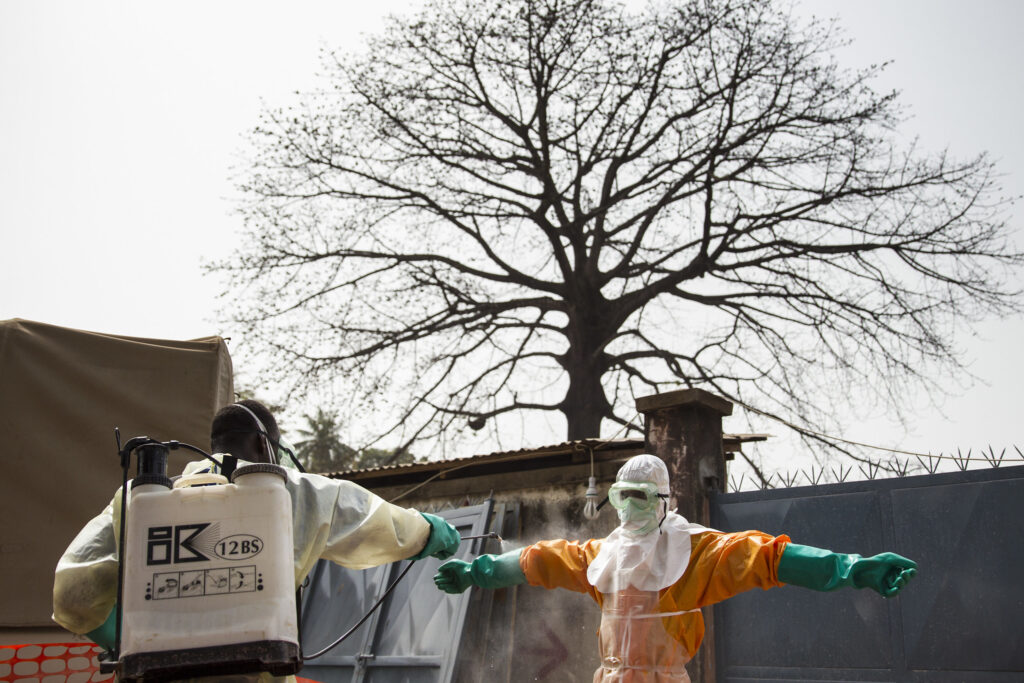 ebola descontaminacao traje foto united nations flickr cc